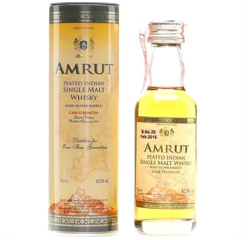 AMRUT PEATED INDIAN SINGLE MALT WHISKY CASK STRENGTH 0,05L + PUSZKA