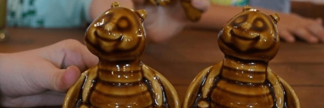 Pszczoły wykonane z ceramiki, maskotka Pasieki Jaros