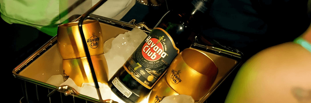 Havana Club Añejo 7 Años 0,7L wśród szklanek