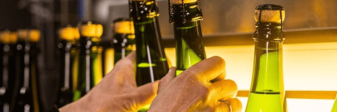 Butelki szampana Gruet podczas ich produkcji