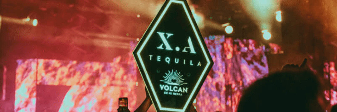 Neon z logiem Tequili Volcan De Mi Tierra