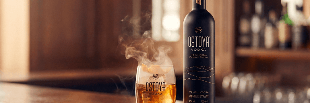 OSTOYA THE CHARCOAL FILTERED BLACK VODKA 0,7L ze szklanką