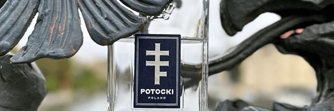 Etykieta wódki Potocki pośród metalowych liści