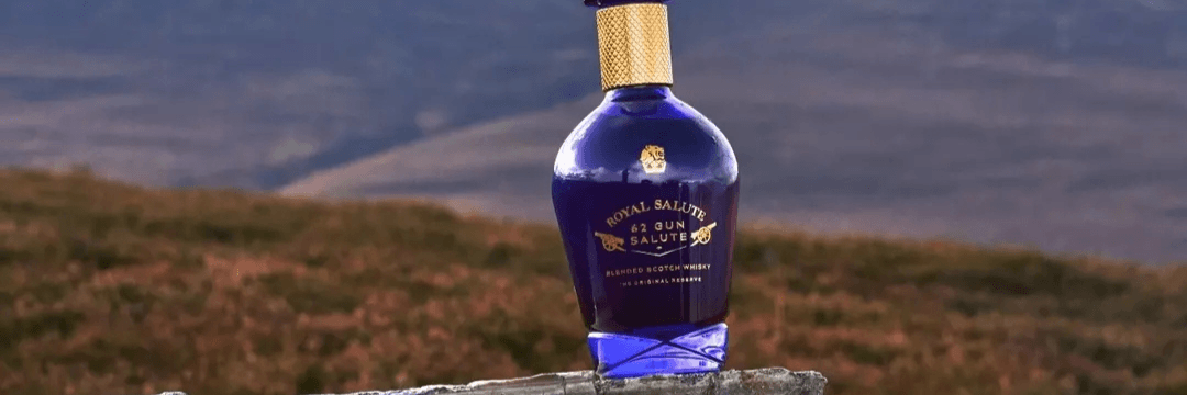 Piękna, szafirowa butelka whisky Royal Salute 62 Gun