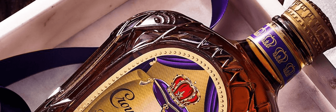 Butelka Crown Royal w pudełku, widok na nakrętkę