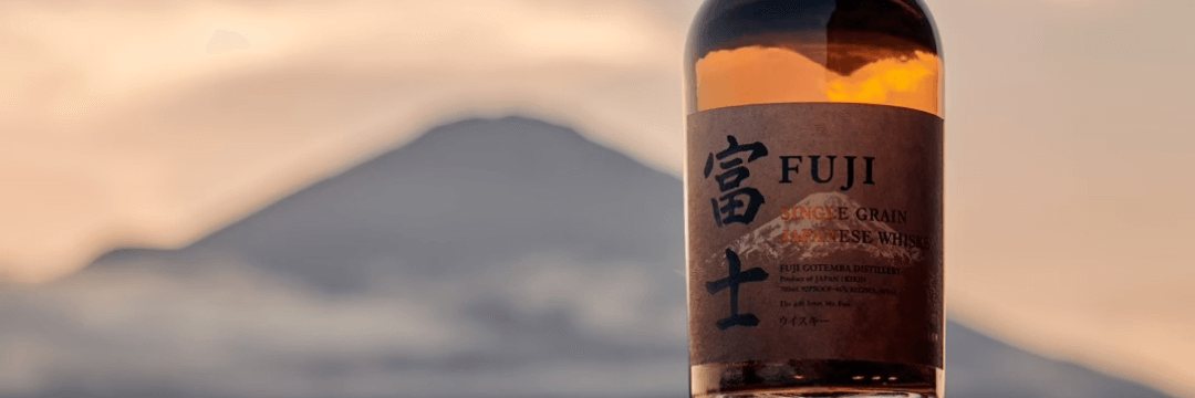 Fuji Single Grain butelka na tle góry Fuji