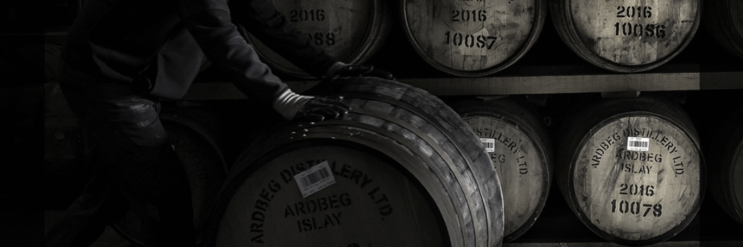 Magazyn w destylarni Ardbeg