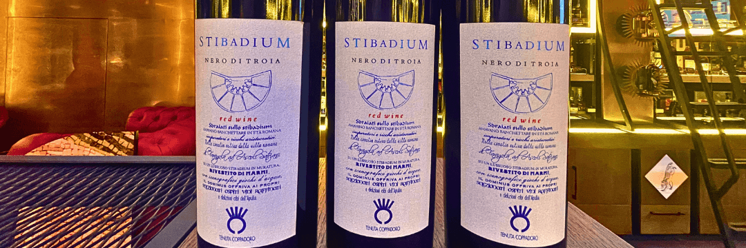 Butelki Coppadoro Stibadium Nero w rzędzie
