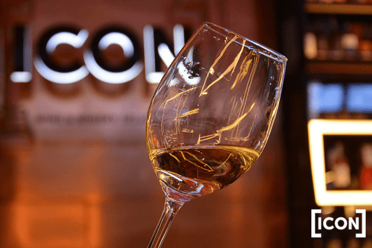 Wino w kieliszku na tle logo ICON