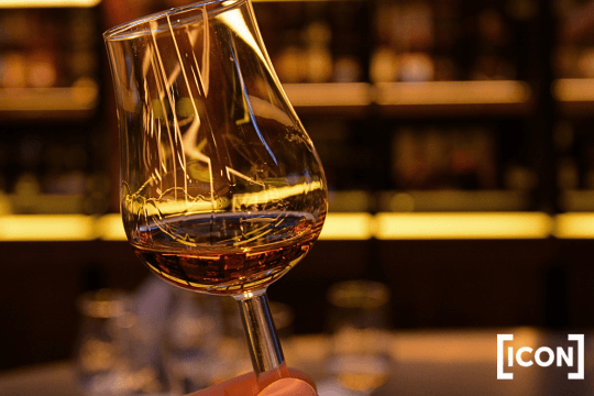 Bowmore 15 w kieliszku